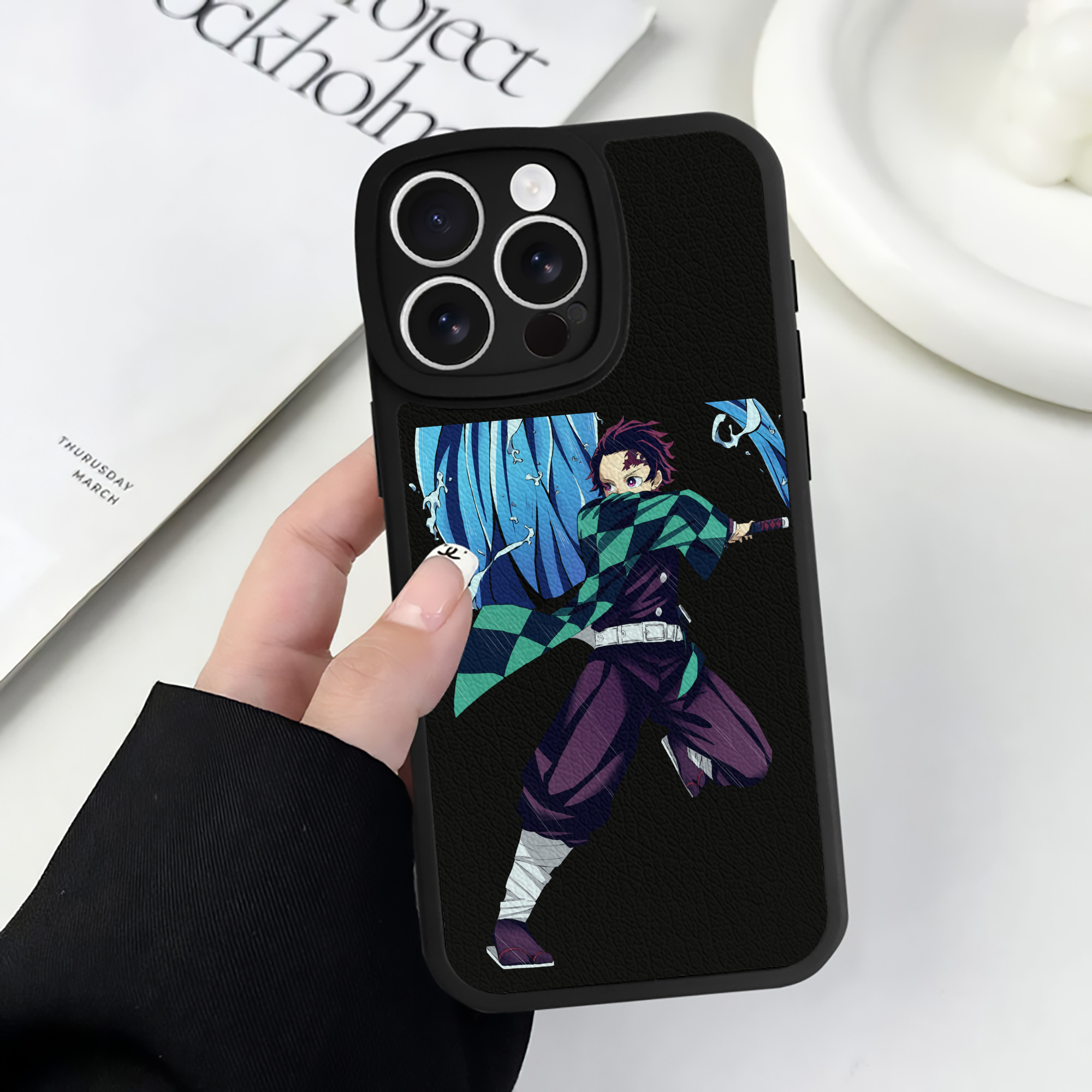 （画像用） 鬼滅の刃 竈門 炭治郎／かまど たんじろう Kamado Tanjirou 【iPhone 16シリーズ対応】シリコンスマホケース（レザー調） 材質：シリコン